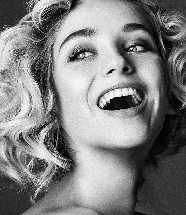 Lachende Frau – Symbolbild für Veneers in der Zahnarztpraxis Kowadent Hückelhoven