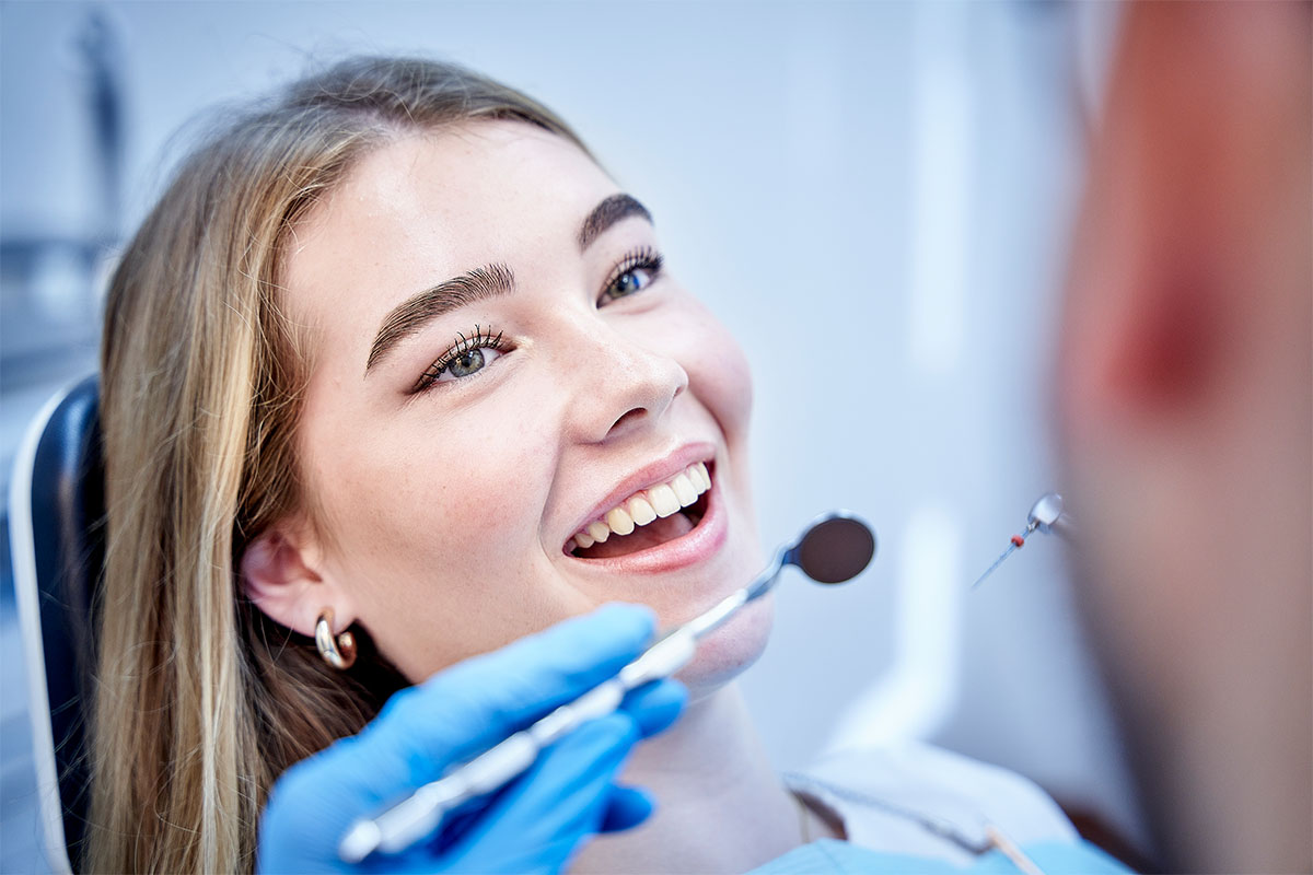 Lachende Patientin in der Zahnarztpraxis Kowadent Hückelhoven kurz vor dem Bleaching