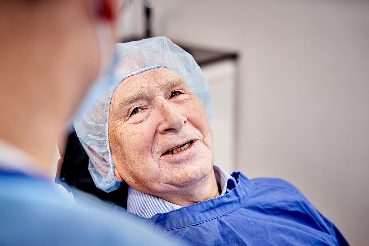 Patient in Großaufnahme als Symbolbild für Hightech-Zahnersatz